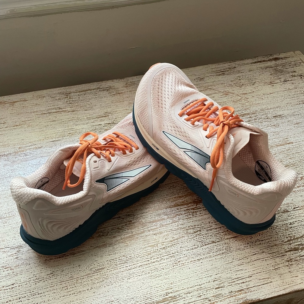 Brand New Women’s Atlra Running Shoes